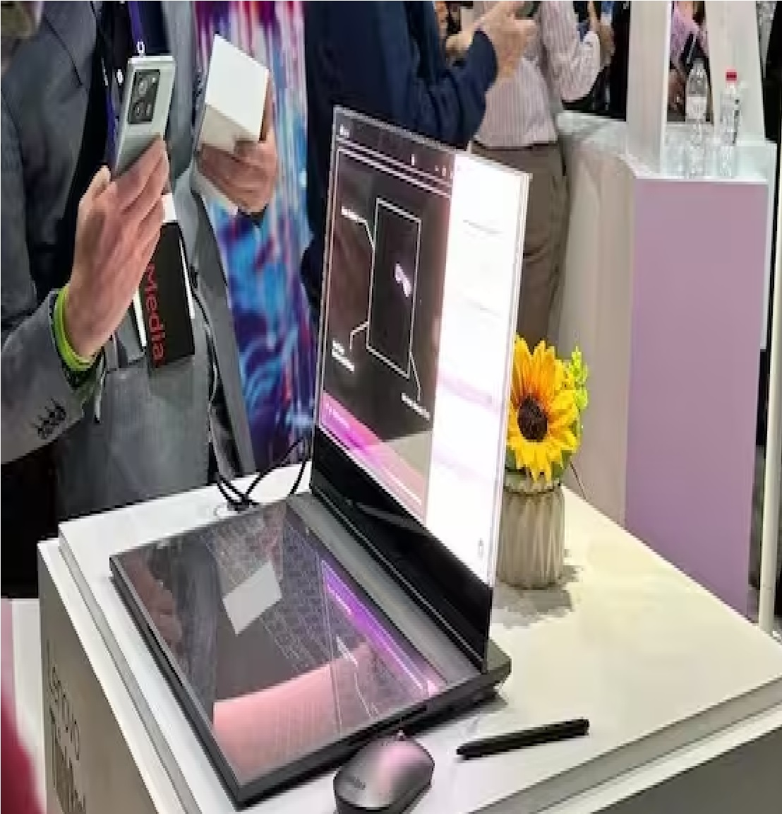 दुनिया का पहला ट्रांसपेरेंट डिस्प्ले वाला लैपटॉप देख चौंधिया जाएंगी आंखें, लुक कमाल का